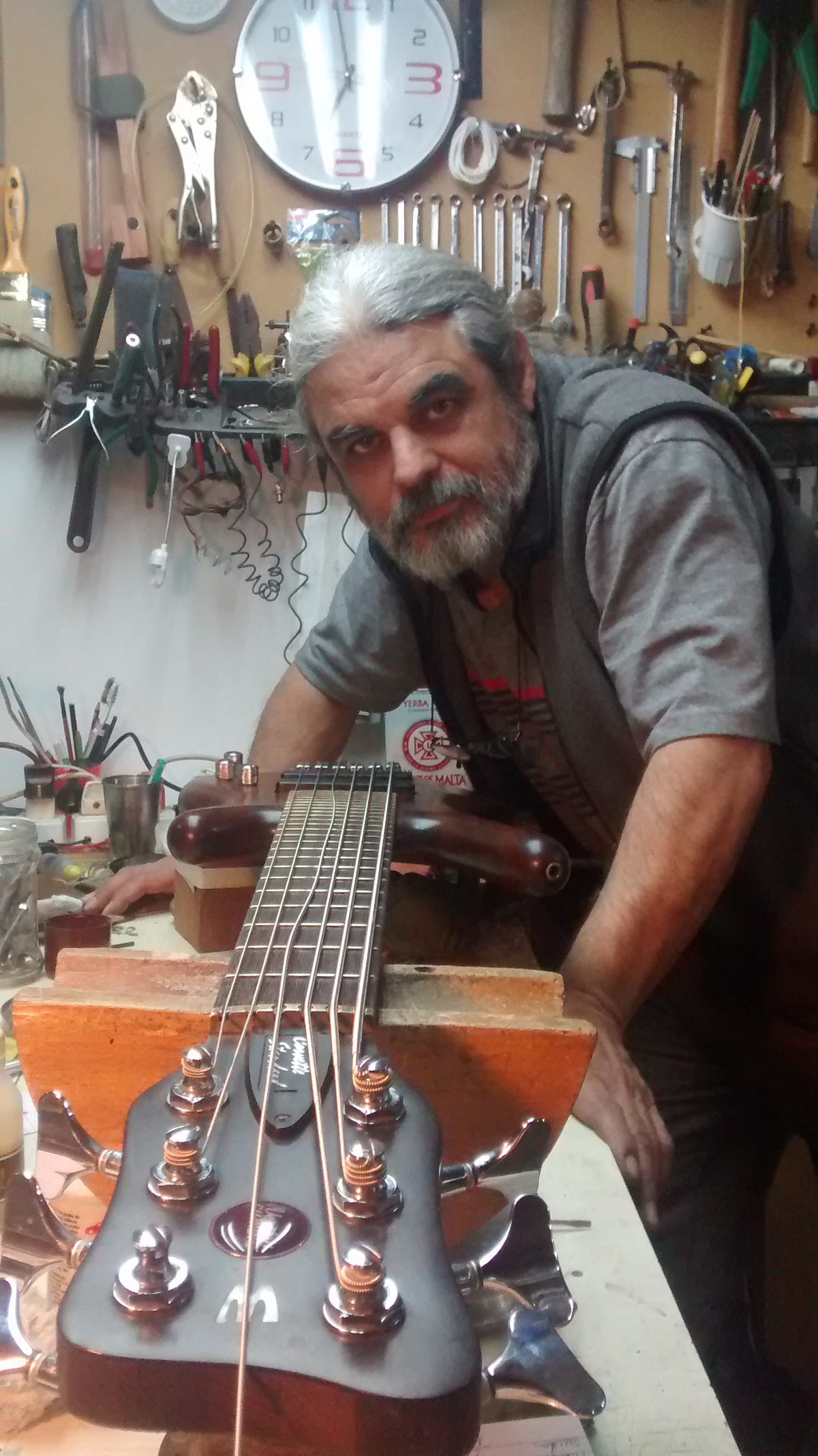 Javier Acevedo Díaz en su taller